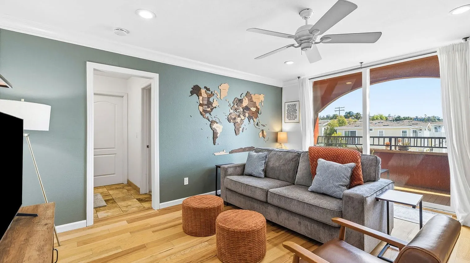 1 bed, 1.0 bath, 699 sqft, $5,358 — Photo 3