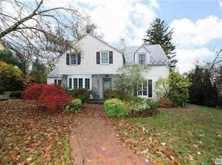 56 Station Rd, Great Neck, NY 11023