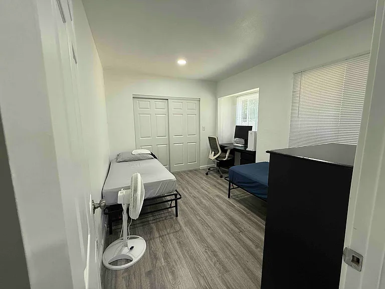 1139 Oxford St #4 — Photo 9