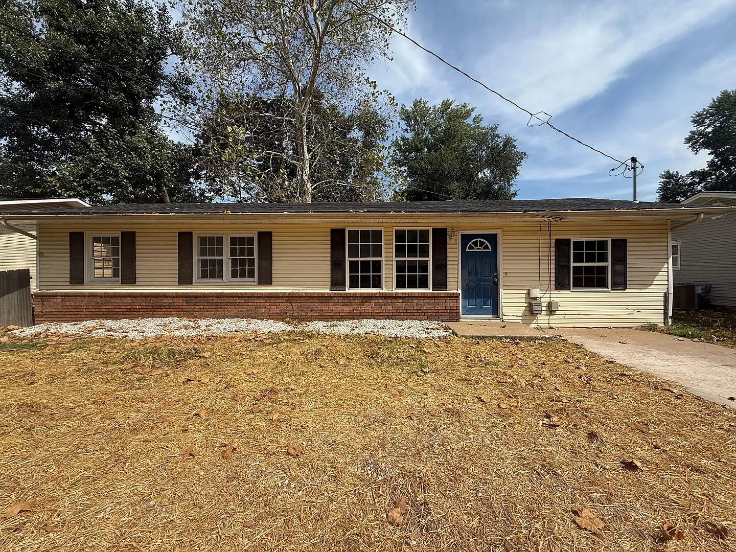 3 bedroom 1 bath available now! — Photo 1