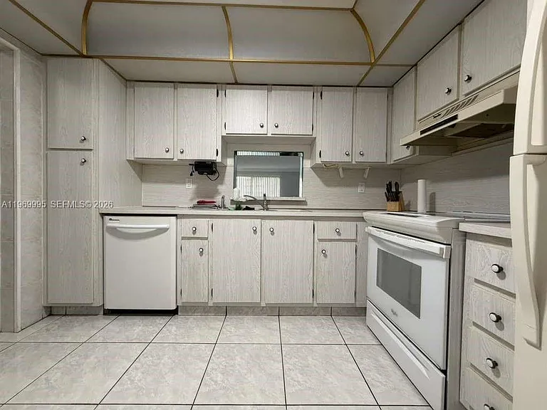 301 SE 3rd St #109 — Photo 9