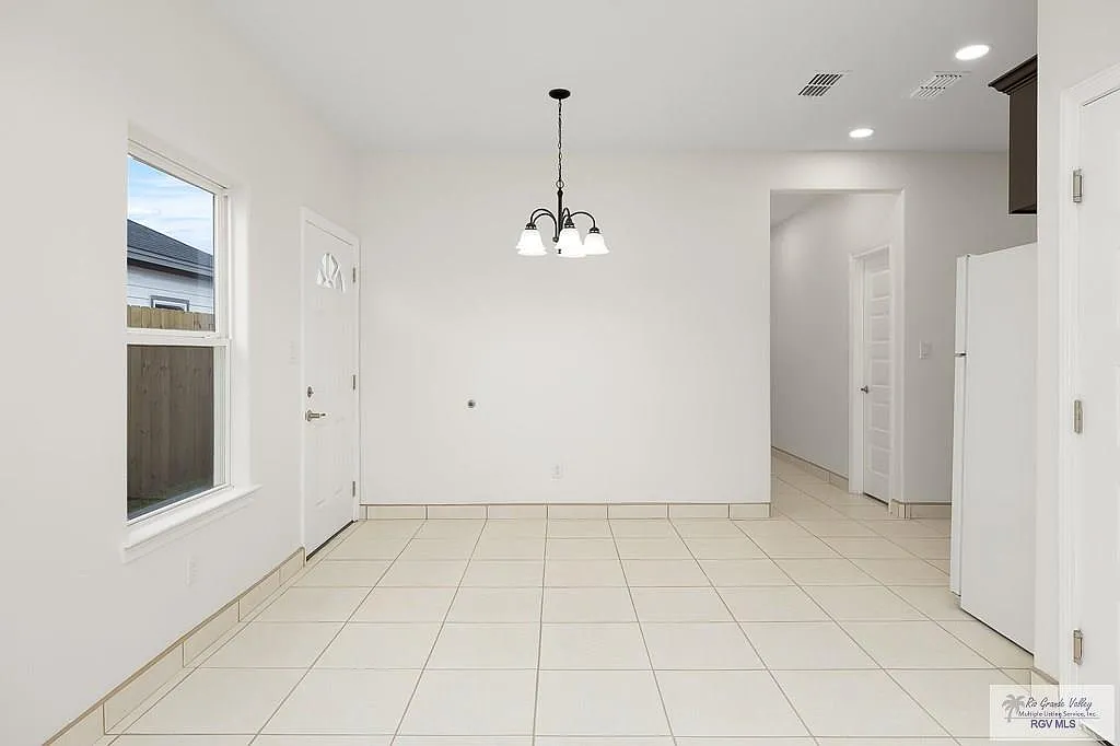 3 bed, 2.0 bath, 980 sqft, $1,225 — Photo 4