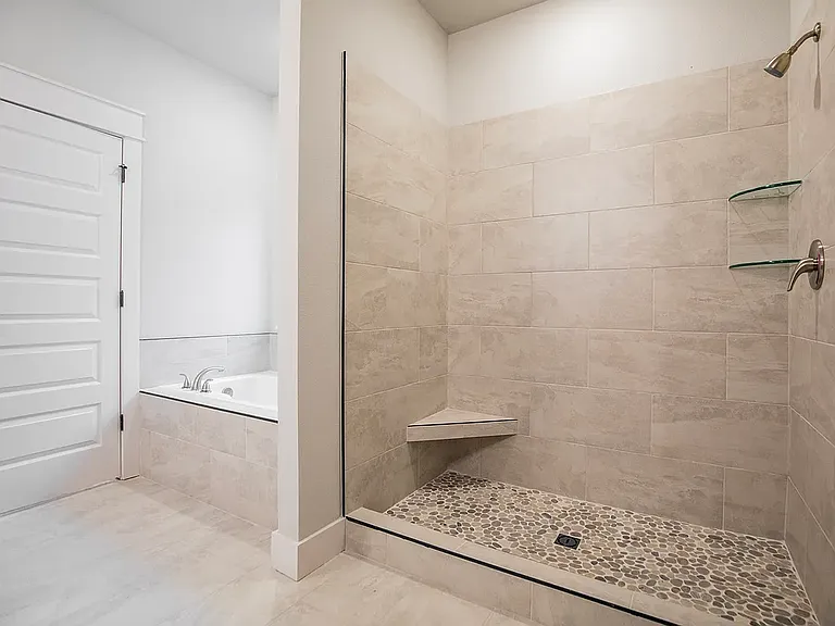 304 Doral Dr — Photo 5