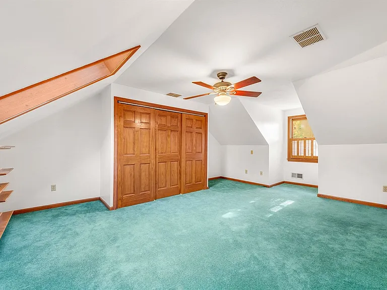 27 Glastonbury Dr — Photo 8