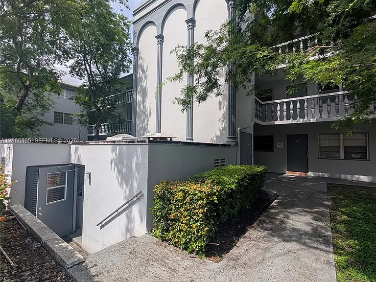 900 Tallwood Ave #305 — Photo 16