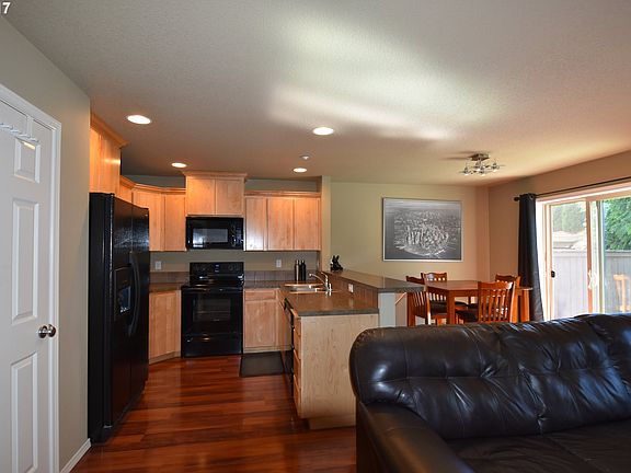 3rd image of 802 NE 109th Ct