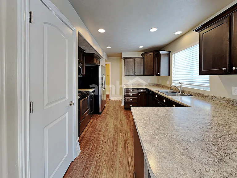 228 W Cedar Grove Ln — Photo 4