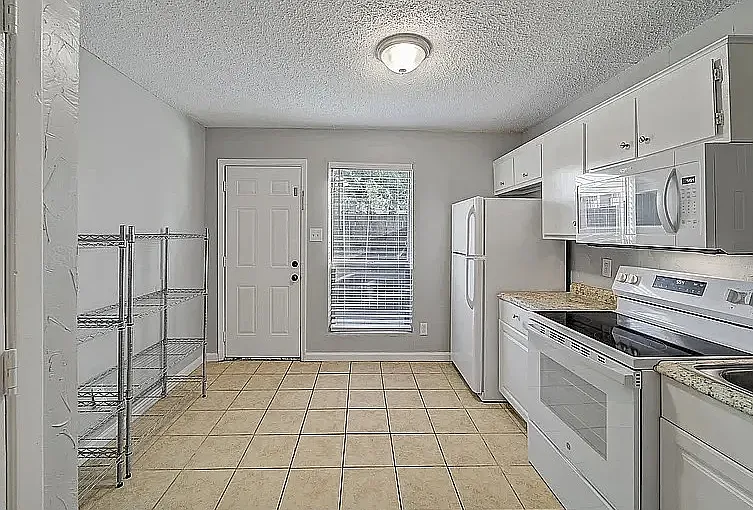 1901 Kingswood Ct #1903 — Photo 3