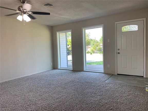 5th image of 826 E Vista Dr