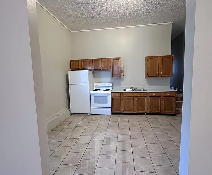450 Long St #E — Photo 3