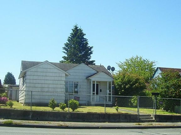 2nd image of 820 S 72nd St