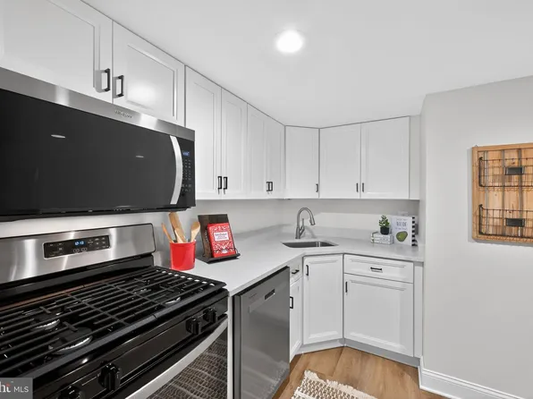 1533 Northgate Sq APT 11B, Reston, VA 20190