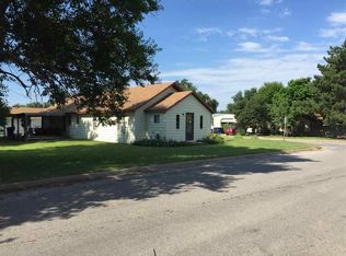 404 SE 4th St, Mooreland, OK 73852