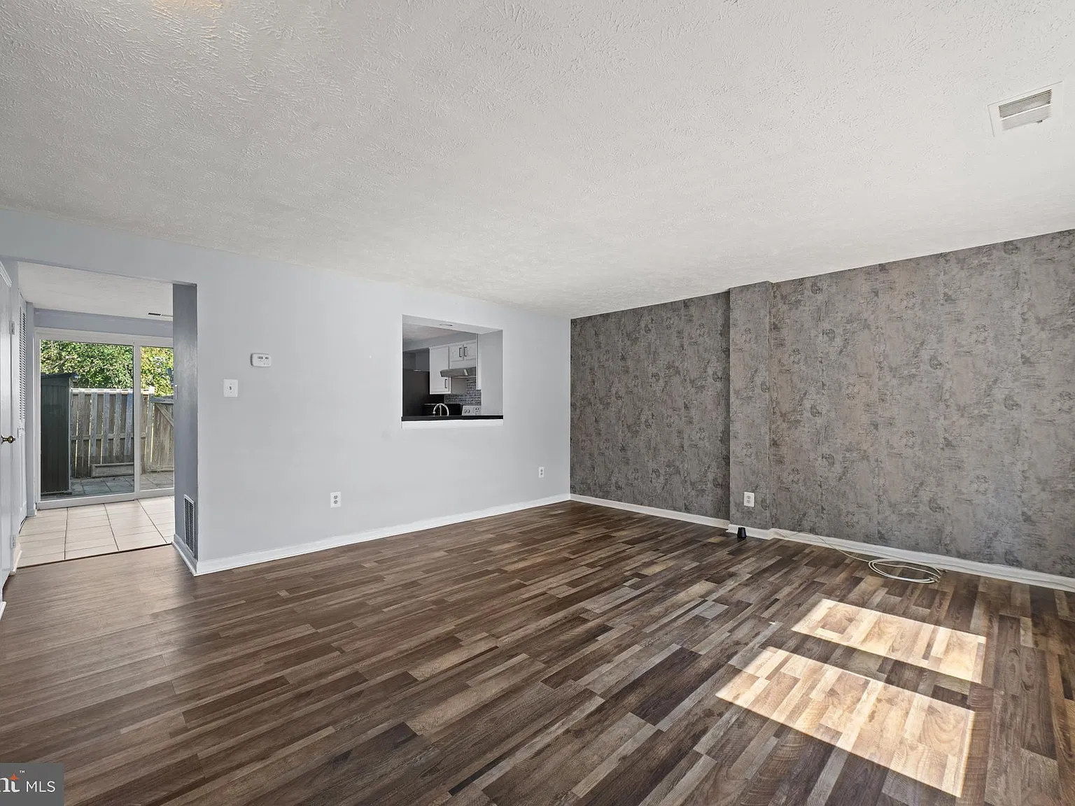 3 bed, 1.5 bath, 1120 sqft, $2,200 — Photo 3