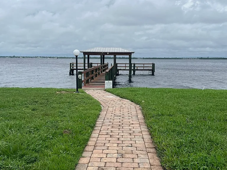 E Riverside Dr — Photo 12