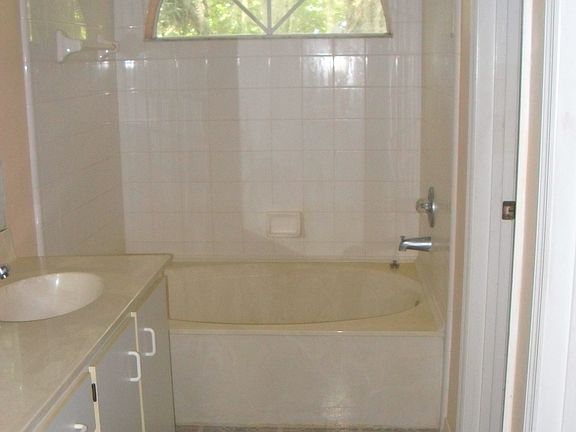 4th image of 821 Lakeland Dr