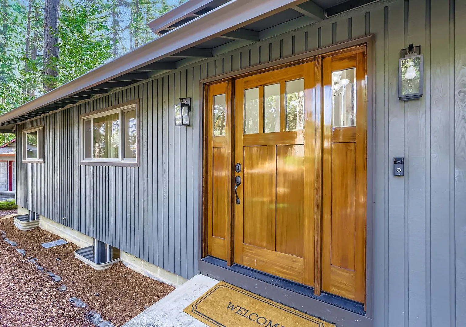 Beautifully updated 4 bed, 3.5 bath mid-century tri-level backing to the golf course in Oregon City! — Photo 3