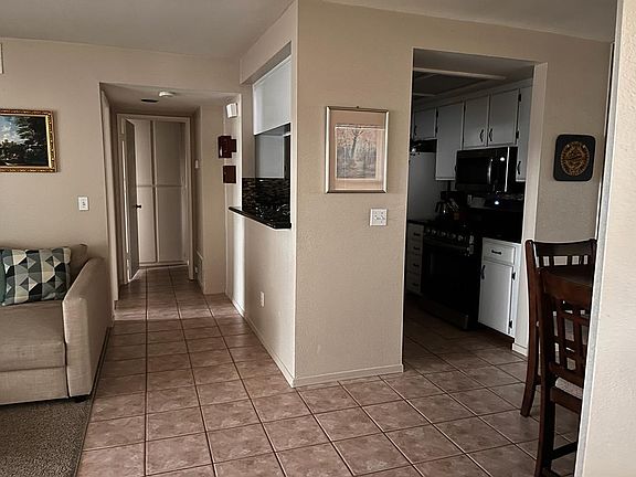 This is what you_ll see when you enter the appartment (left - livingroom and hallway to primary room and primary bathroom / right - dining room and kitchen)