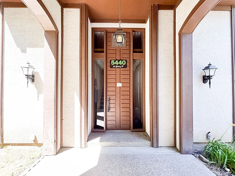 5440 S Willow Ln #E — Photo 2