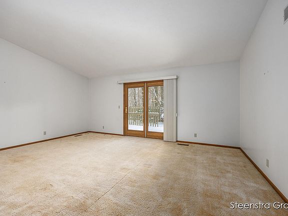 3rd image of 448 Evergreen Ln