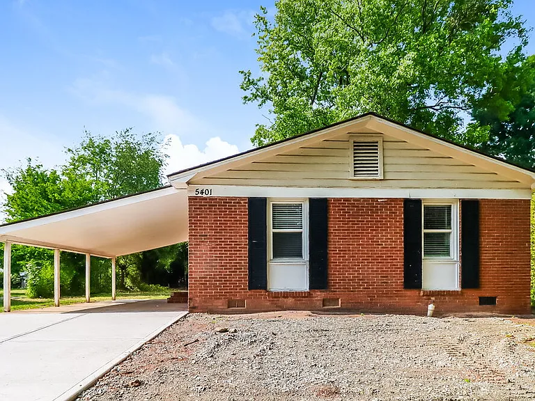 5401 Snow White Ln — Photo 1