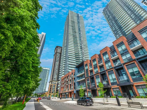 430 Square One Dr #2408, Mississauga, ON L5B 0E2