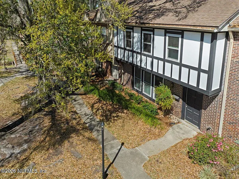 8140 Sutton Pl E — Photo 25