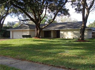 10405 Oakbrook Dr, Tampa, FL 33618