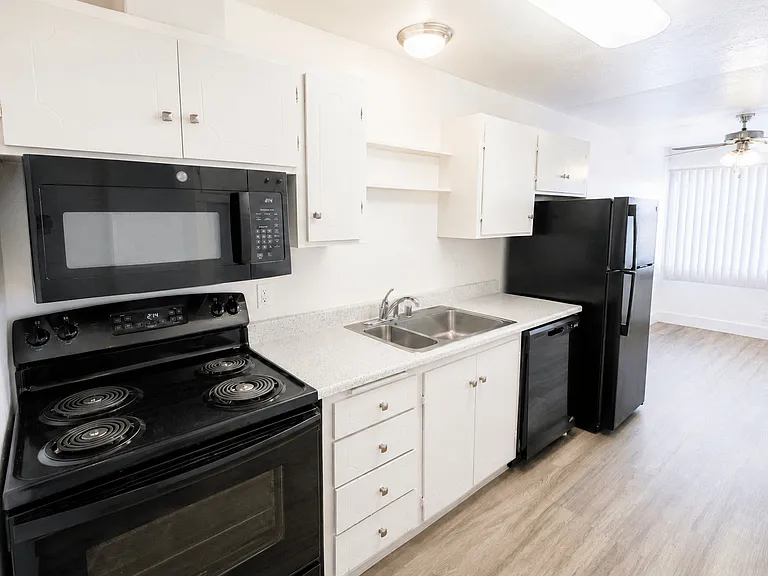 St Moritz Garden Apartments — Photo 4