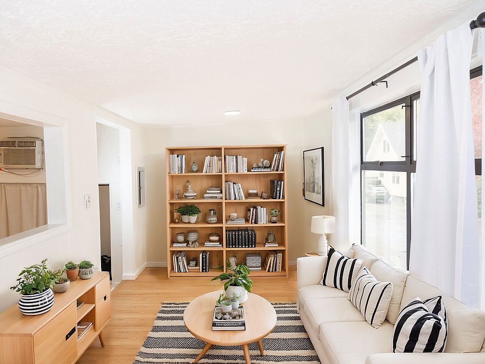 Entryway/ living room

*AI generated staging
