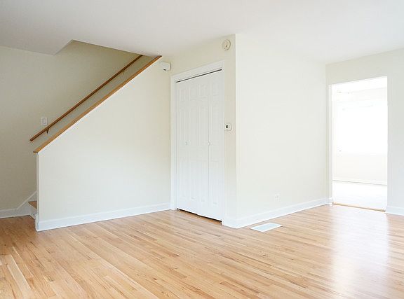 3rd image of 1318 W Touhy Ave