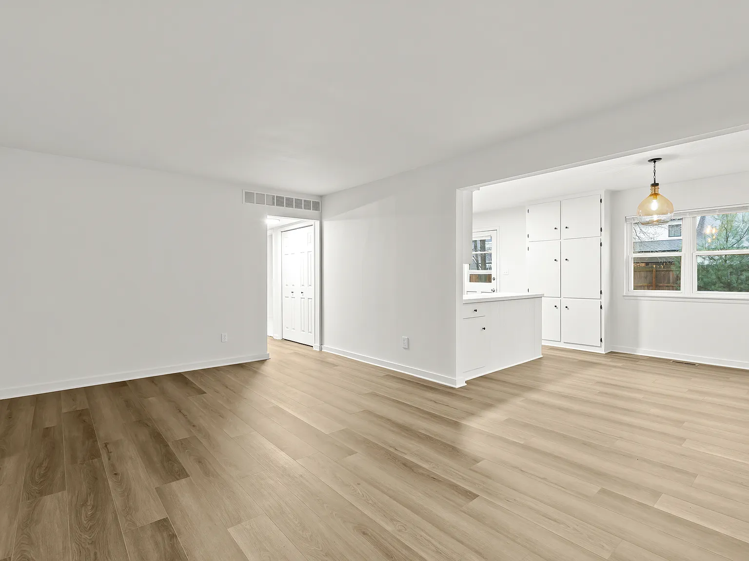 2 bed, 800 sqft, $1,300 — Photo 3
