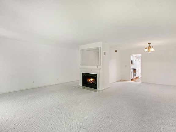 5th image of 1032 Essex Cir