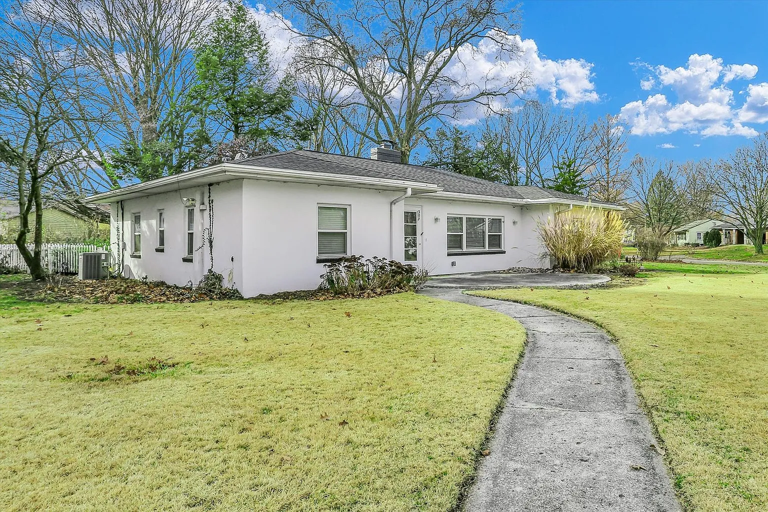 303 Elmwood Dr photo 1