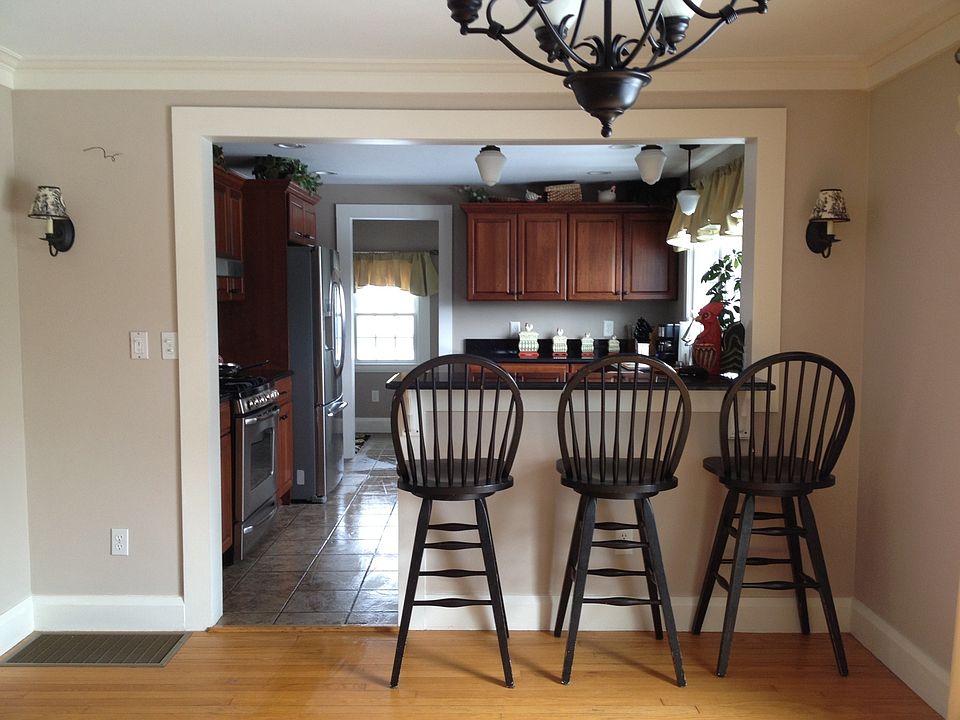 Dining rm to kitchen