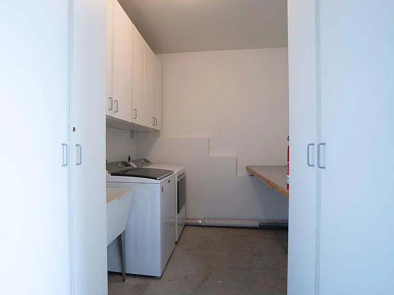 2521 Whitney Ave — Photo 17