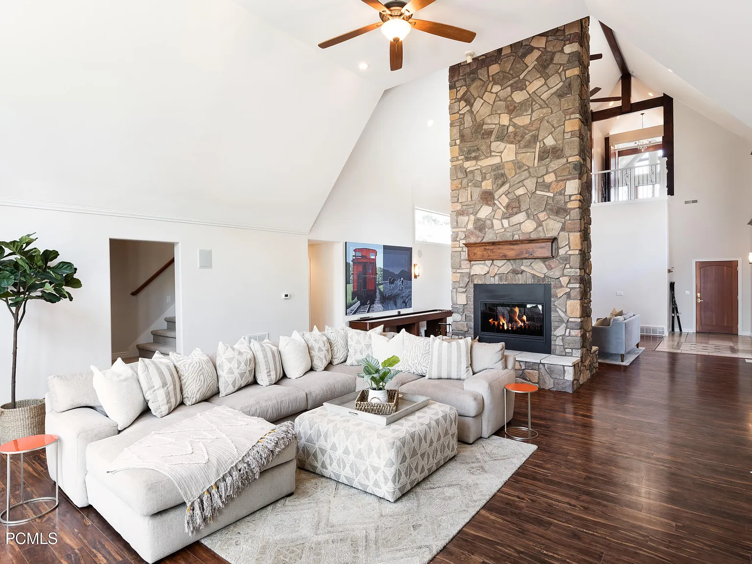 5 bed, 3.0 bath, 4700 sqft, $9,995 — Photo 4