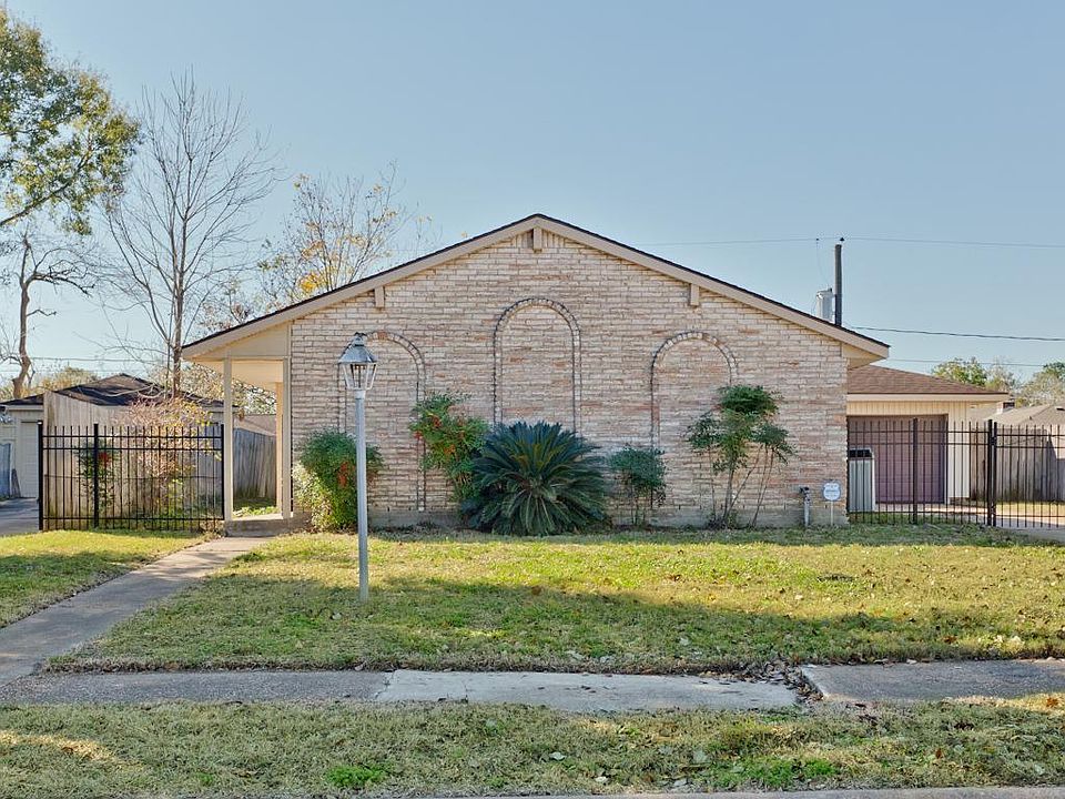 Welcome home to 11214 Sagewind.
