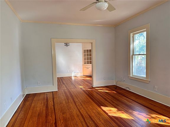 4th image of 719 Burleson St