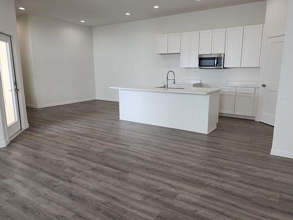 5th image of 2715 Kerria Ave