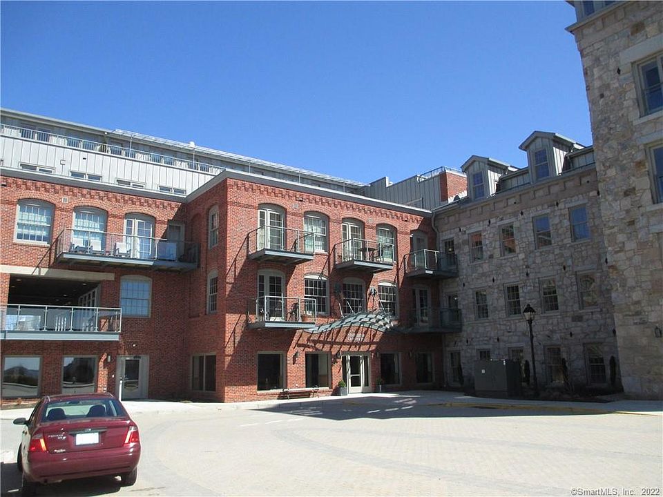 1st image of 8 Stonington Cmns Unit 11
