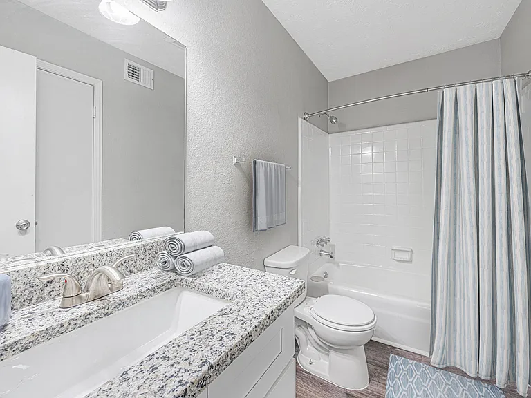Regency Park Apartments — Photo 20