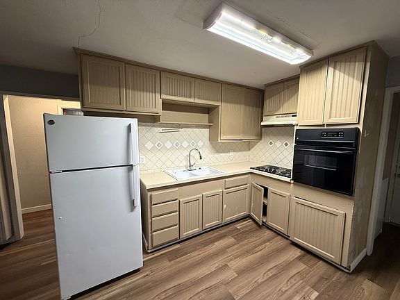 4th image of 1548 Elm St #B