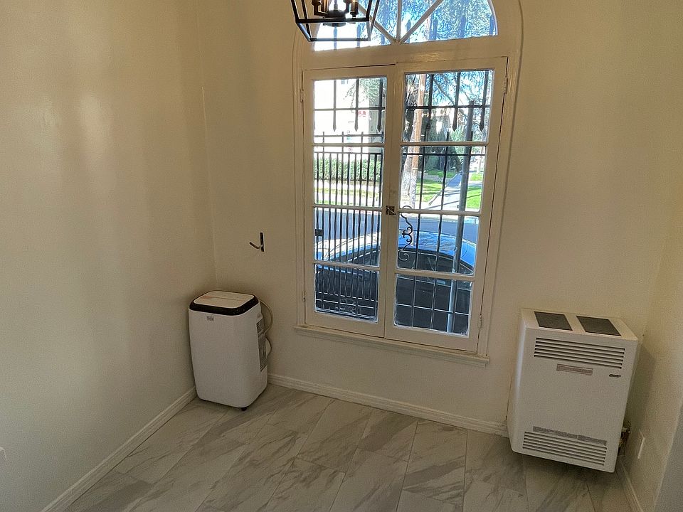 Eat-in kitchen with French window with transom