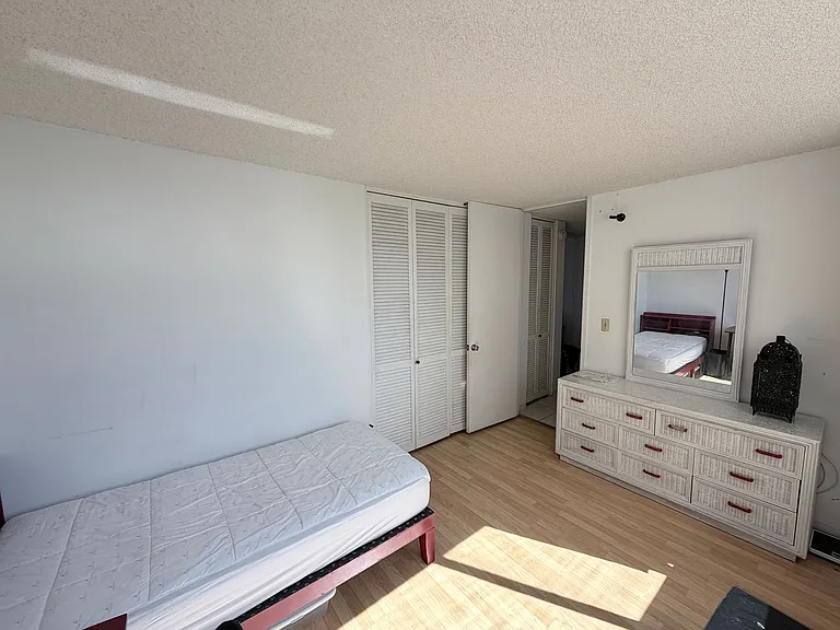 555 University Ave #1900 — Photo 12