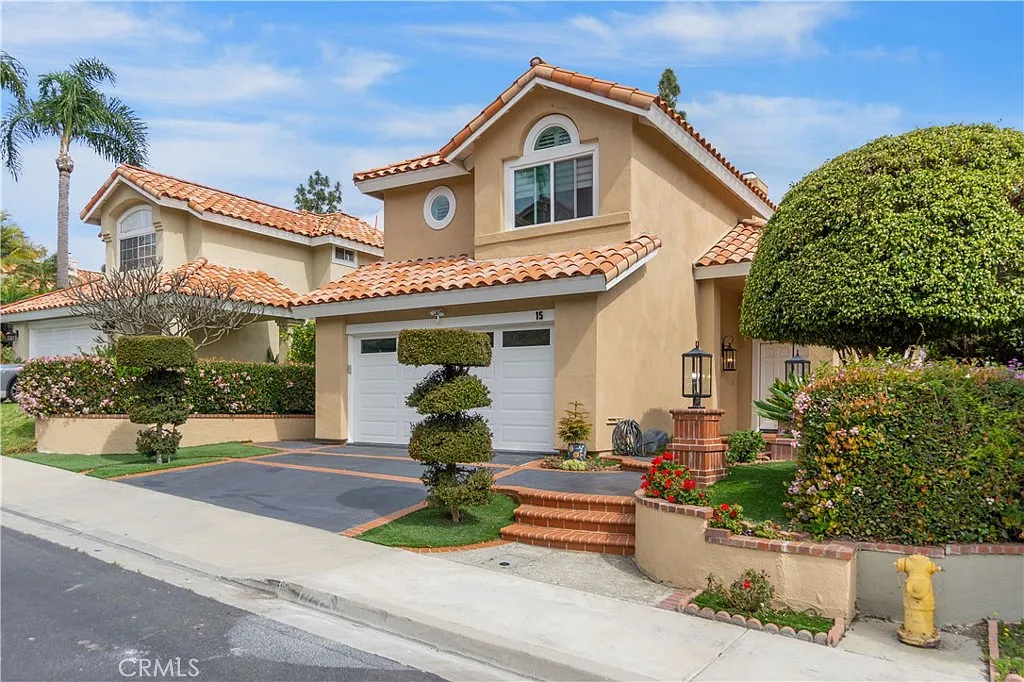 3 bed, 2.5 bath, 2026 sqft, $6,200 — Photo 1