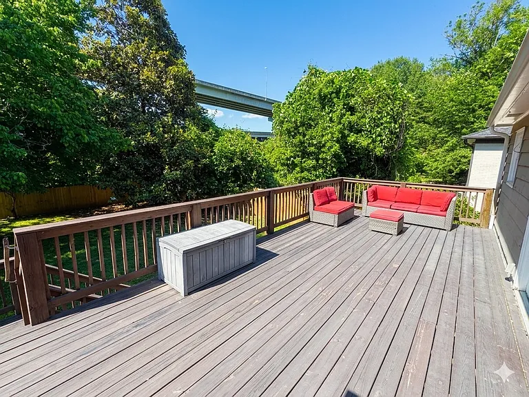 1008 Lindridge Dr NE — Photo 3