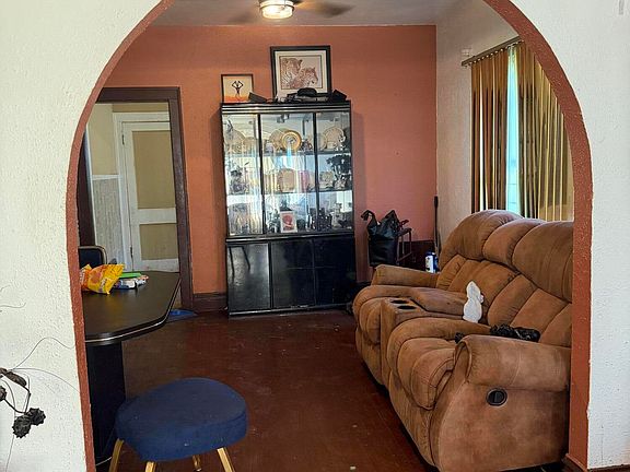 5th image of 605 Durbin St