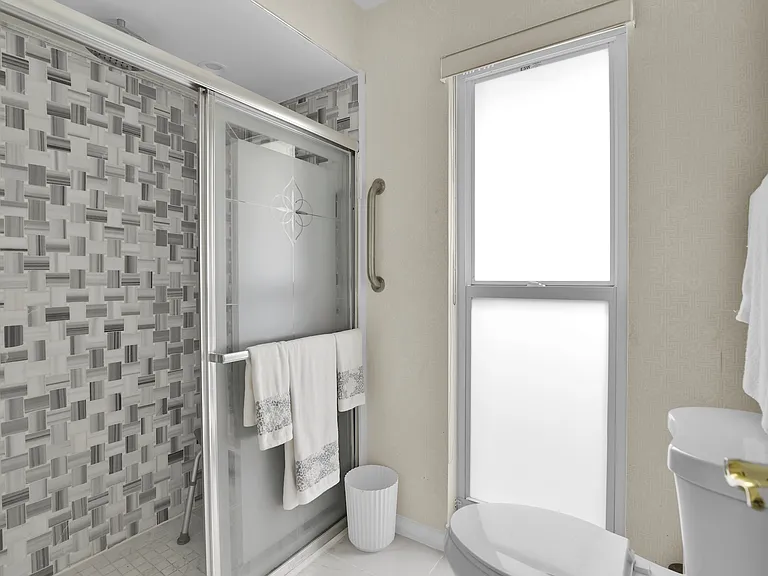 450 French Royale Cir — Photo 20