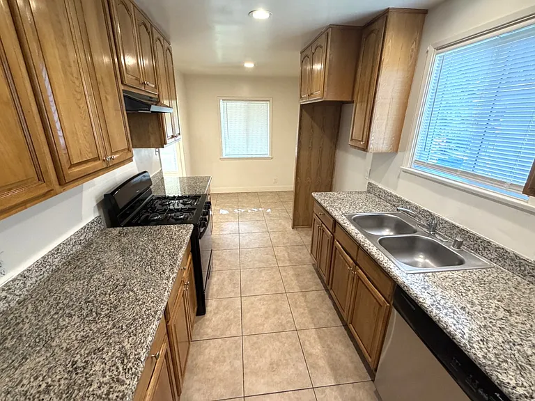 3552 N Alameda Ave — Photo 9